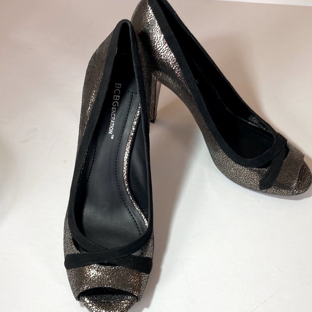 }{ Pretty BCBGeneration Silver Metallic & Black Suede Peep-Toe Heels NWOT W…